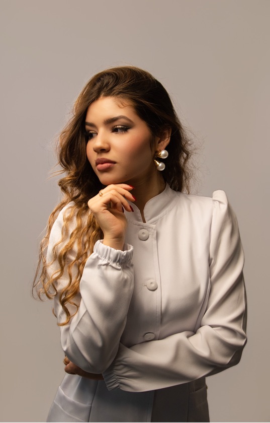 Bata Elegance - bata branca com lapela preta